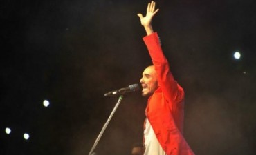 Una multitud aplaudió a su ídolo. Dueño del éxito y muy lejos del folklore