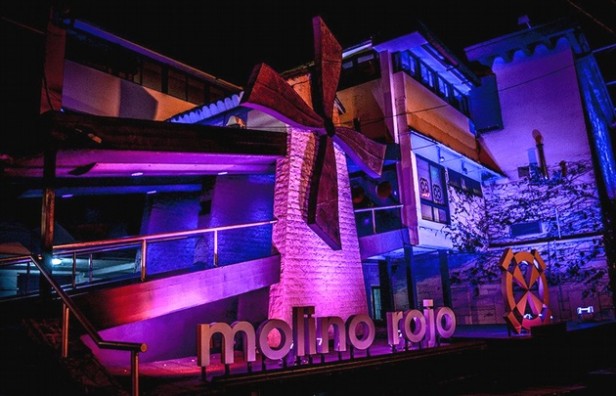 Un policía fue acusado de violar a una joven en una disco