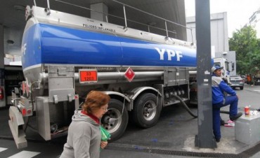 El petroleo baja pero Argentina vuelve a subir combustibles