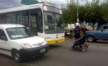 Cansado de que no lo lleven, bloqueó a un colectivo con su silla de ruedas
