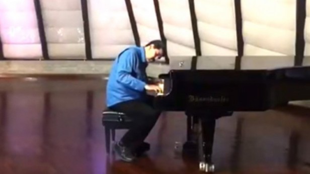 Mientras la represión chavista sigue cobrándose víctimas, Nicolás Maduro toca el piano