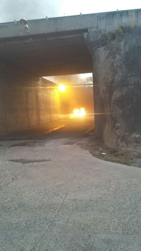 Investigan la muerte un hombre hallado en el interior de un auto incendiado