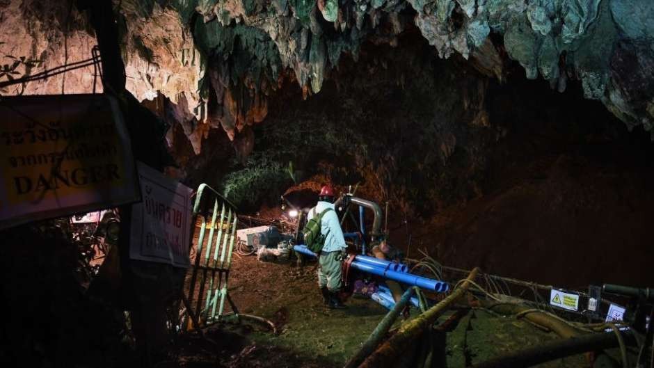 Tailandia: un buzo murió ahogado cuando llevaba oxígeno a los chicos atrapados en la cueva