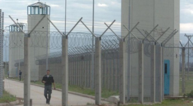 Un guardiacárcel fue acusado de ingresar cocaína a Bower