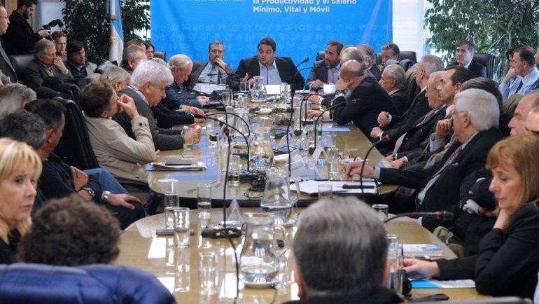 El Gobierno actualizó el salario mínimo 25% y pasará a ser de $12.500