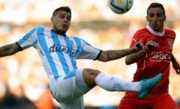 Racing sufrió con dos hombres más y perdió con Independiente, pero se clasificó a la Copa Libertadores