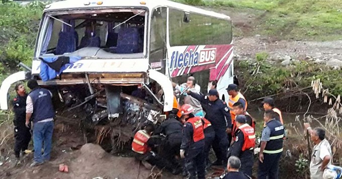 34 heridos al volcar micro turístico en Jujuy