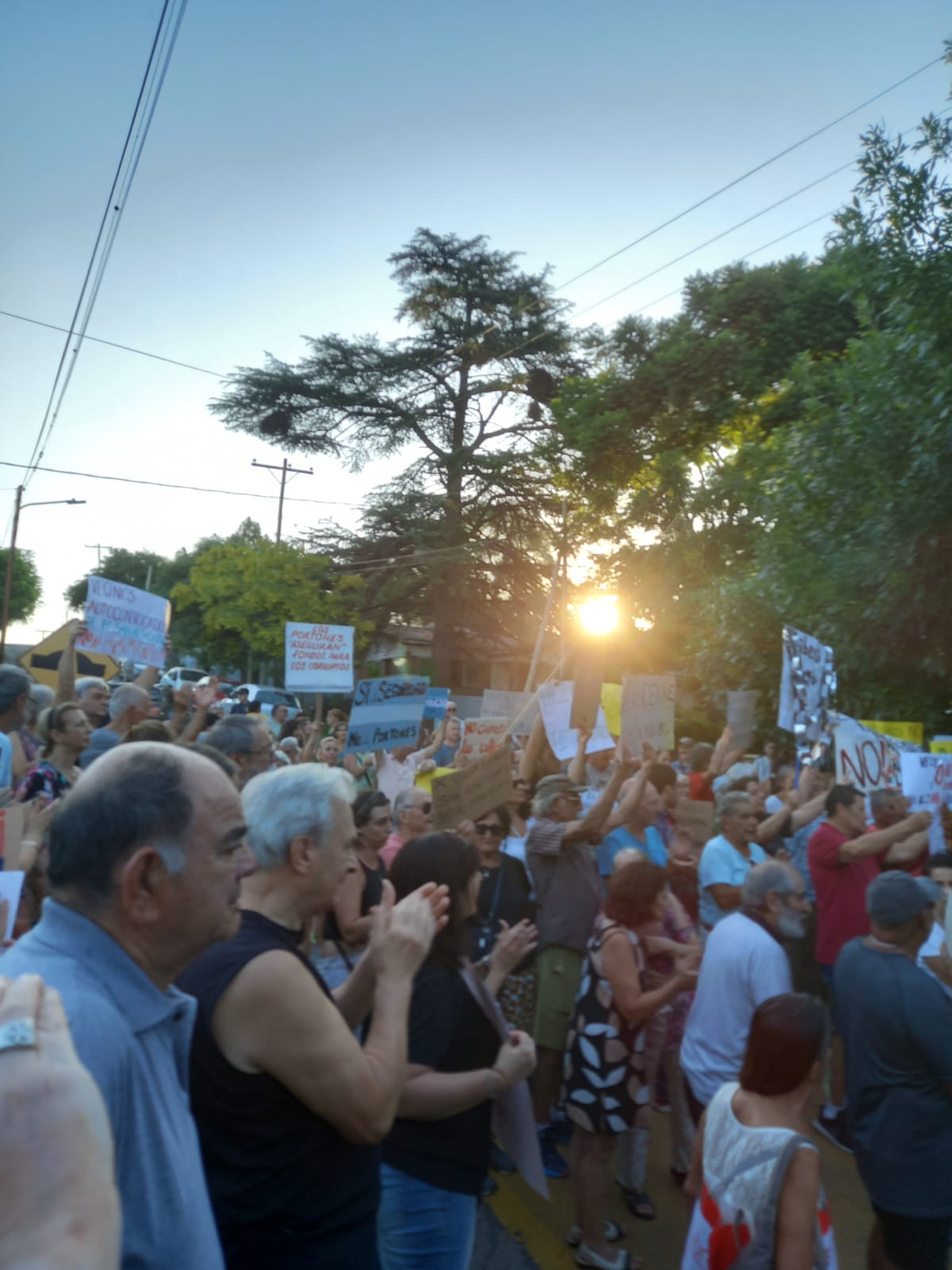 Importante manifestación contra el cierre de calles 