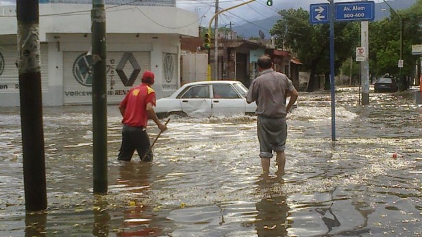Fuertes lluvias y evacuados en Catamarca y Tucumán