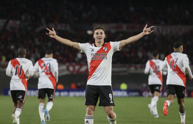 Con 6 goles de Julián Álvarez, River vapuleó 8-1 a Alianza Lima