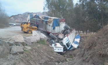 Chofer sorprendido se le fue el camión