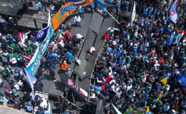 Se cayó una parte del palco en acto de la CGT Córdoba