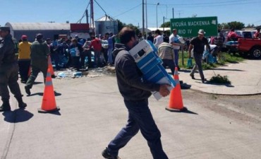 Un camión que trasladaba vino espumante volcó y algunas personas aprovecharon y se llevaron botellas
