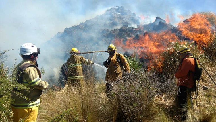 Bomberos combaten dos focos de incendio en las sierras