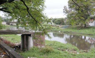 Investigan muerte de un hombre aparecido en el Río Suquía