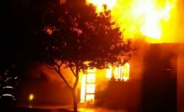 Río Tercero. Incendio arrasó una prefabricada en : dos muertos