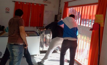 Estafaban comprando con cheques robados y adulterados