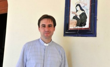 Cura cordobés deja los hábitos para asumir paternidad