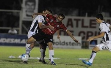 Talleres perdió en Mendoza y complicó su sueño de ascenso