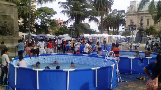 Milagro Sala armó un campamento con piletas de lona en pleno centro de Jujuy