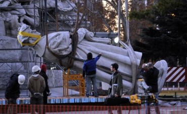 El desmonte de la estatua de Colón ya costó al menos u$s85 mil al Gobierno